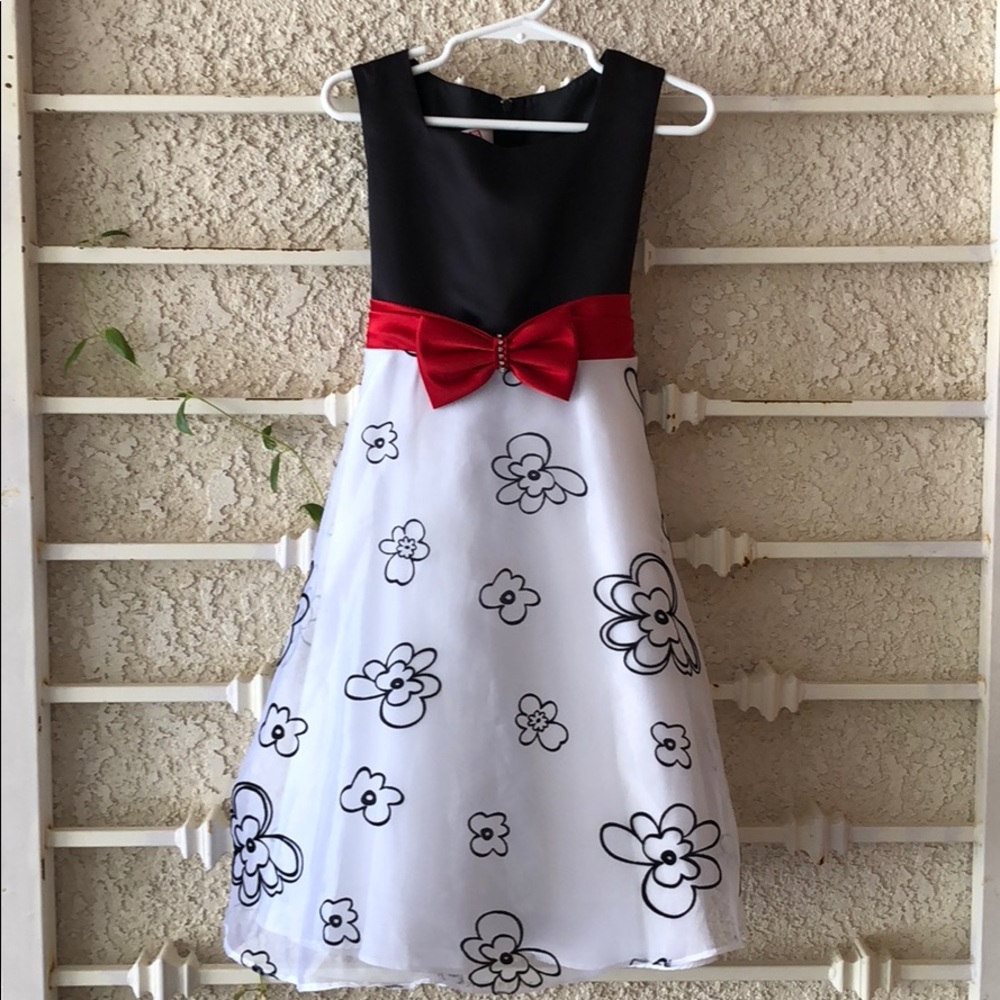 Girls size 6, MUNECA formal dress